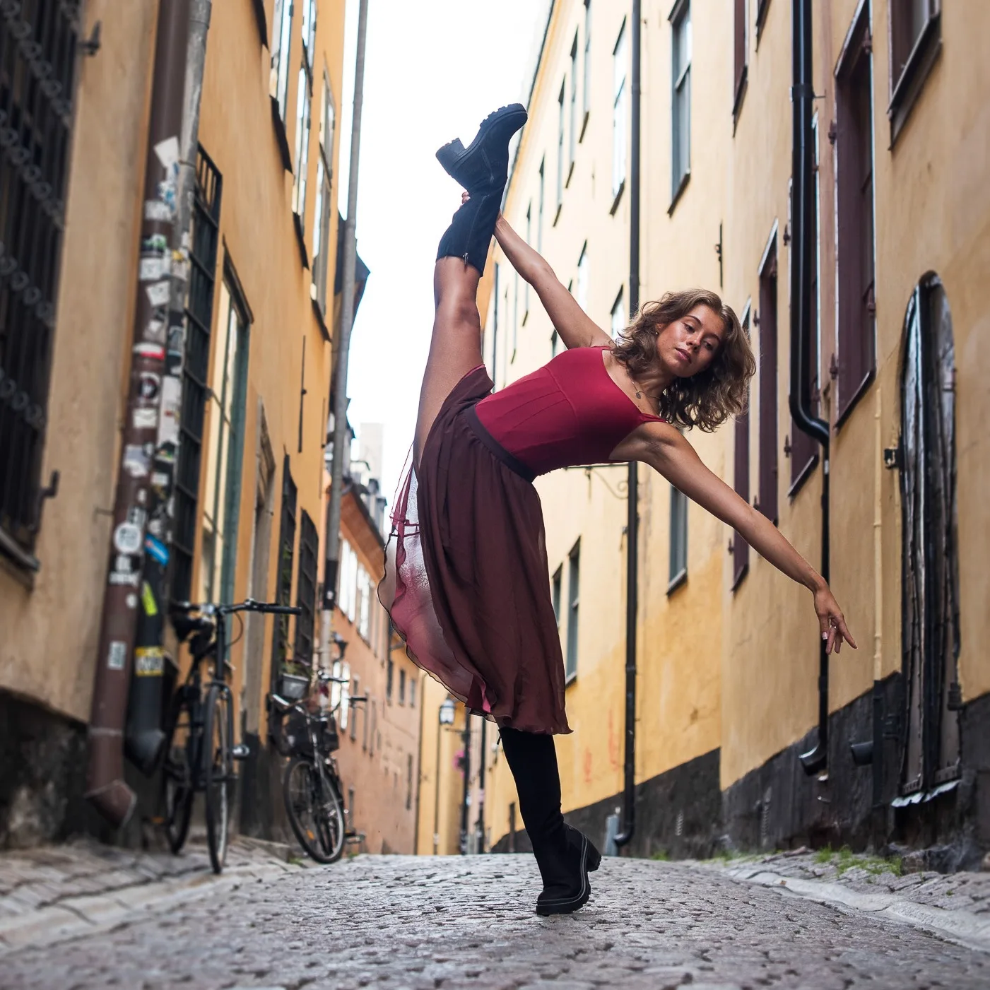 Laval näib baleriinide liikumine peaaegu kaalutu, justkui sünniks iga samm iseenesest. Tegelikkuses peitub selle kerguse taga aga aastatepikkune töö, distsiplii